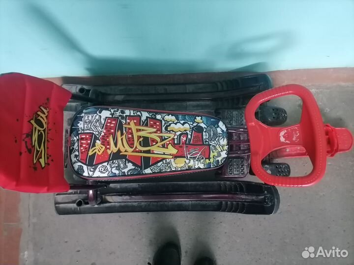 Снегокат с колесами и ручка есть назад