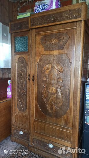 Старинный шкаф