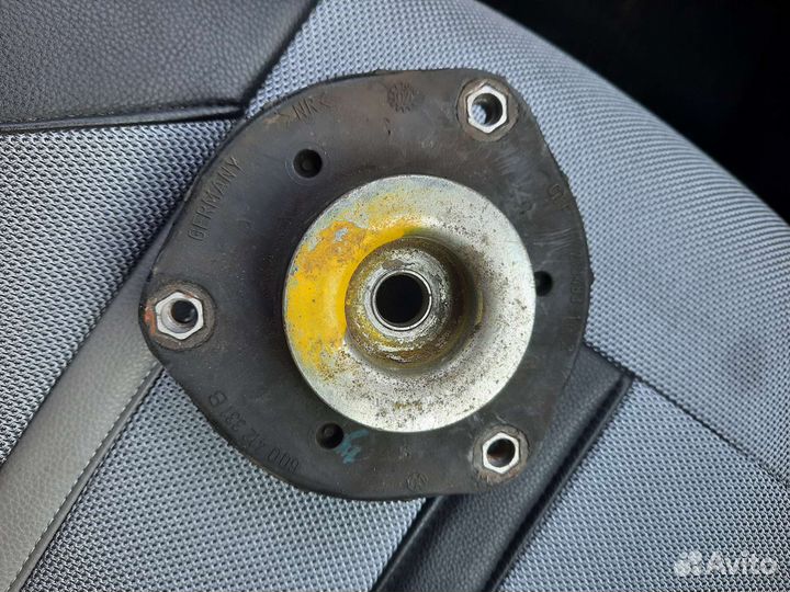 Опора передней стойки