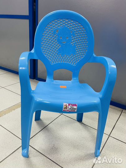 Детские стульчики разных цветов