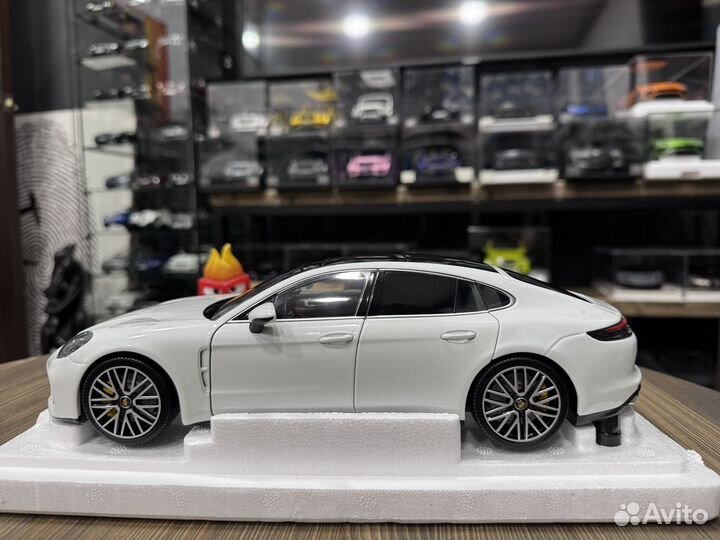 Minichamps Porsche Panamera (113061074) 1:18