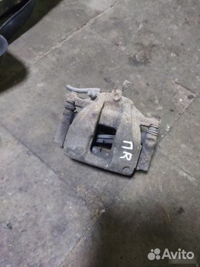 Суппорт тормозной передний правый Honda Cr-V 3