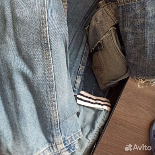 Целый чемодан с джинсами для рукоделия