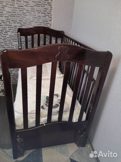 Детская кроватка с маятником и ящиком