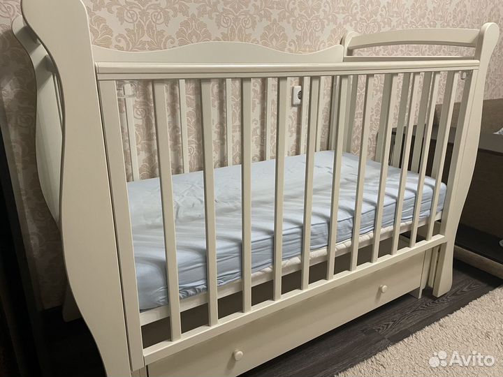 Детская кроватка с универсальным маятником