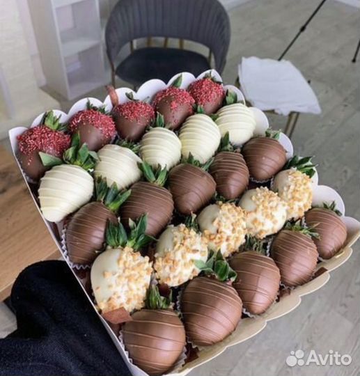 Клубника в шоколаде с цветами