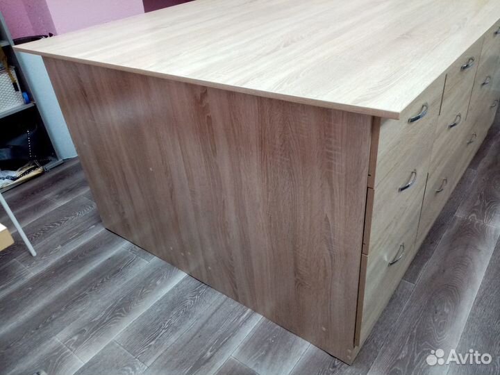 Раскроечный стол с выдвижными ящиками и полками, н
