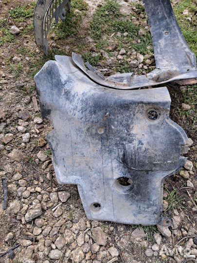 Подкрылок передний левый Mercedes W140