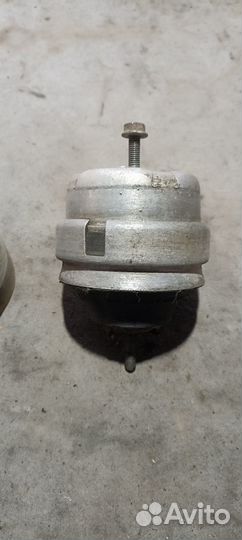 Подушка крепления двигателя Ауди а4б5 VW Пассат б5