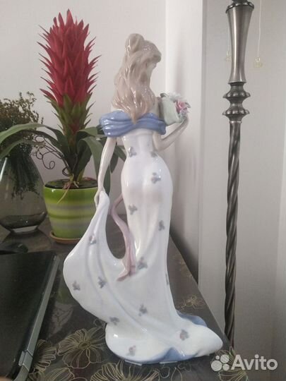 Статуэтка фарфор