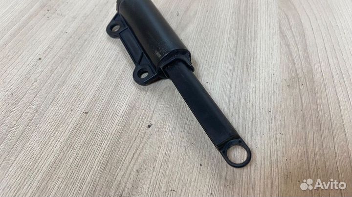 Амортизатор крышки бардачка Mitsubishi Lancer X рестайлинг (2011—2015) CY2A 4A91