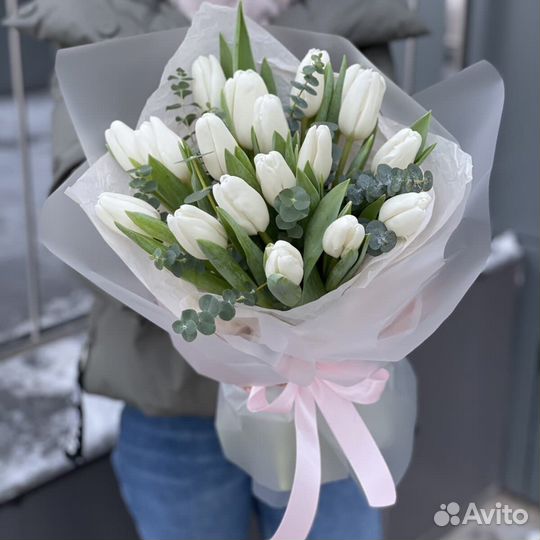 Букет из белых тюльпанов с эвкалиптом