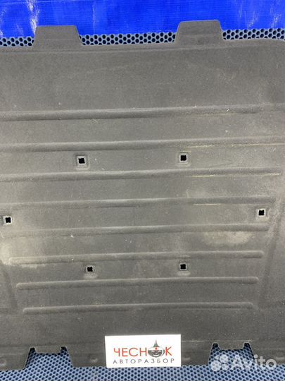 Шумоизоляция обшивка шуба капота Audi Q7