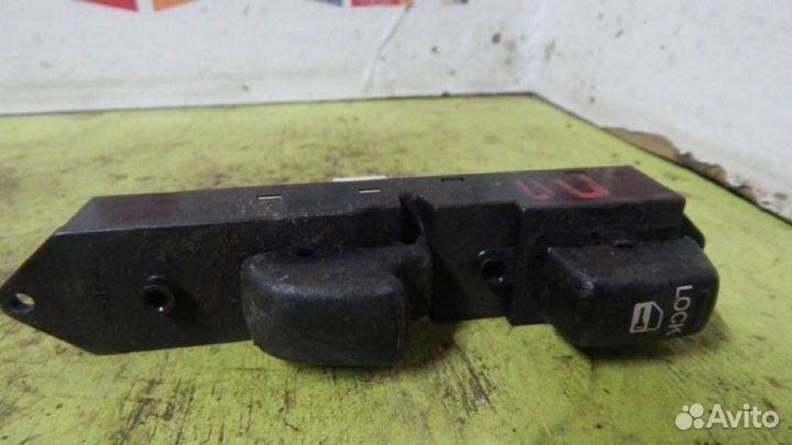 Кнопка стеклоподъемника передняя правая Mitsubishi