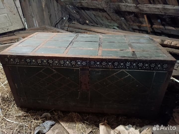 Сундук старинный