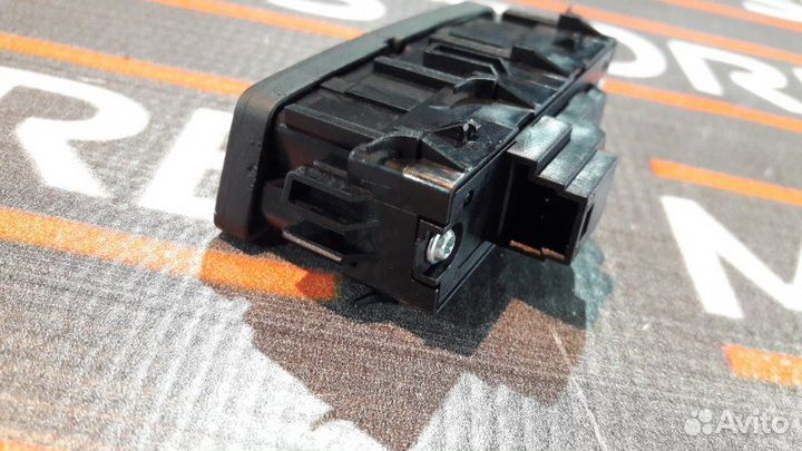 Кнопка центрального замка передняя правая