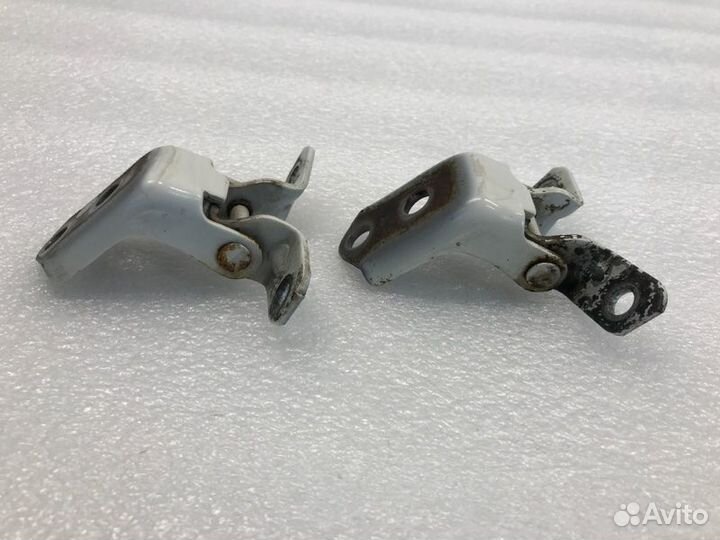 Петля двери передняя правая Mazda 3Bl седан 1.6