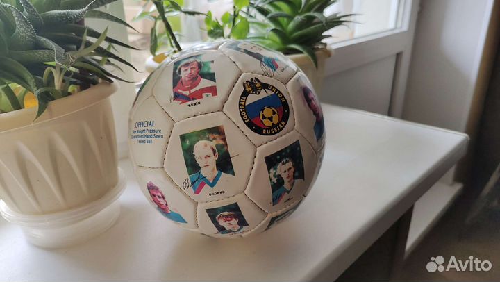 Футбольный мяч с автографами сборной РФ на чм 1994