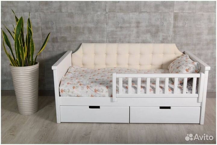 Кровать с мягкой спинкой