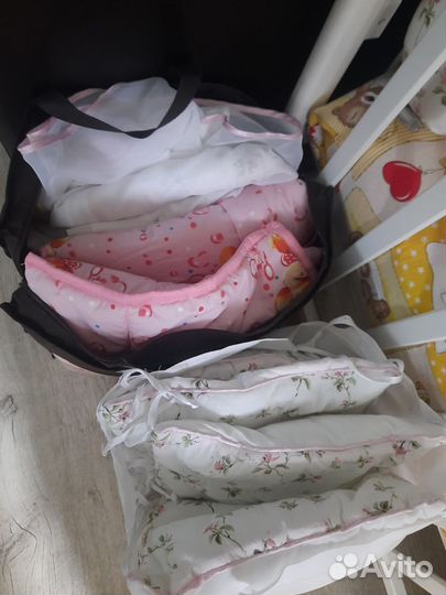 Бортики в кроватку 2 комплекта + пакет одежды