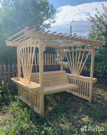 Деревянная пергола с подвесными качелями