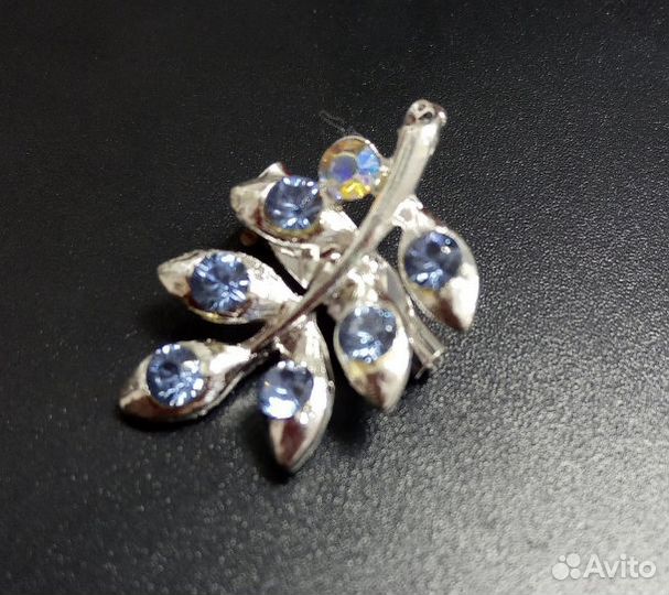 Брошь веточка