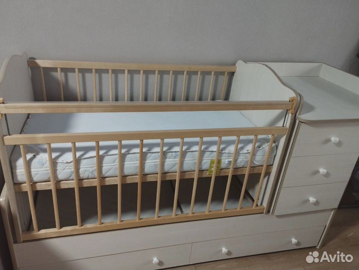 Детская кроватка с маятником и ящиком