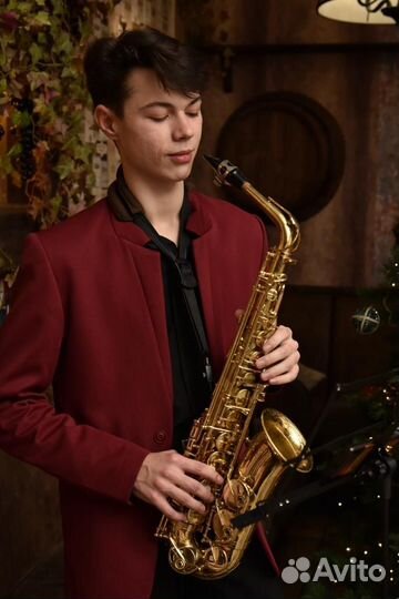 Саксофонист на праздник