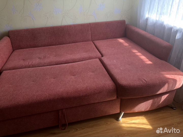 Отличный угловой диван с подушками