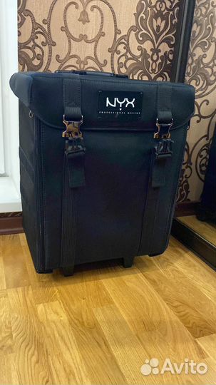 Чемодан на колесах для визажистов NYX