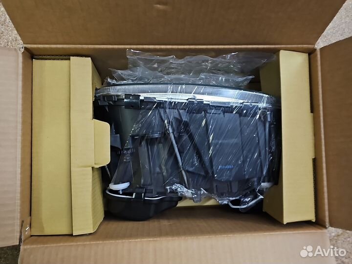 Фара головного света правая Mercedes Actros