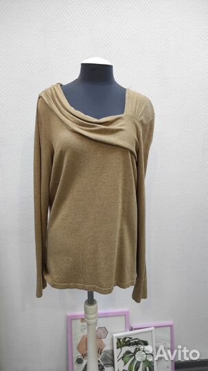 Свитер с асимметричным вырезом