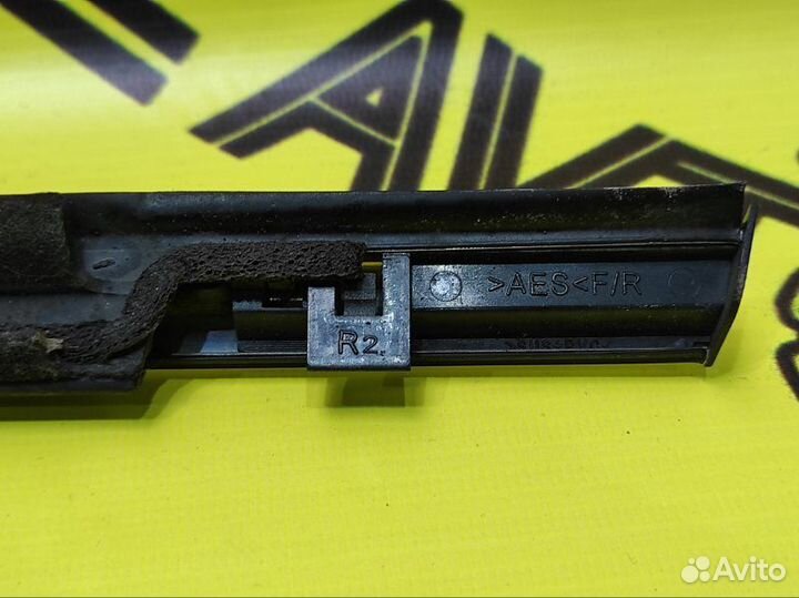 Молдинг стекла (на дверь) передний правый Nissan