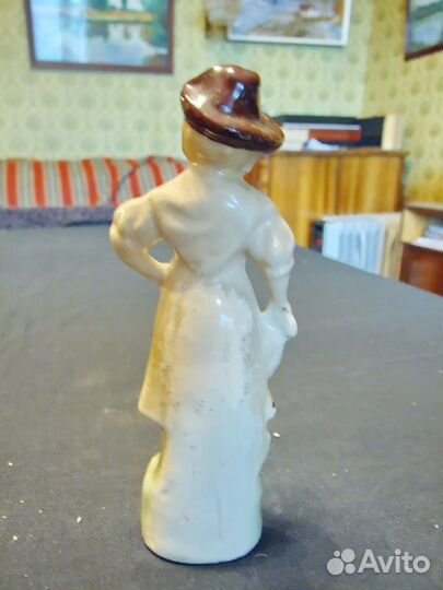 Девушка в шляпе.Фарфор