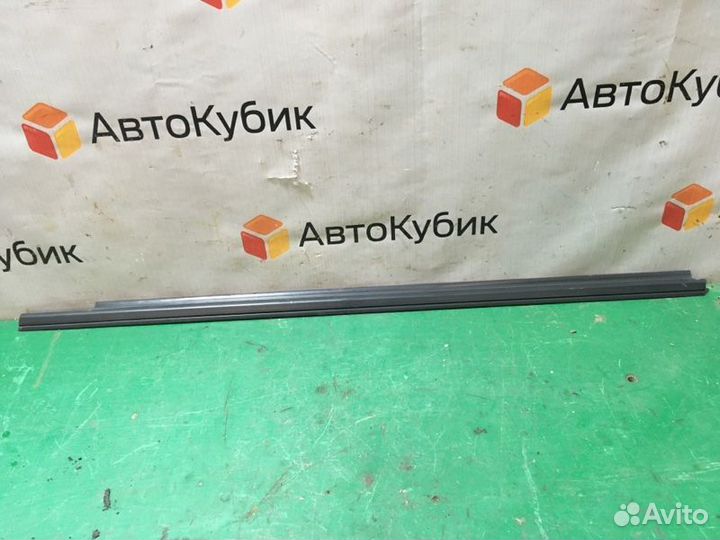 Уплотнитель стекла двери задний левый Ford Focus 1