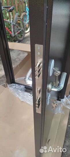 Дверь входная с зеркалом