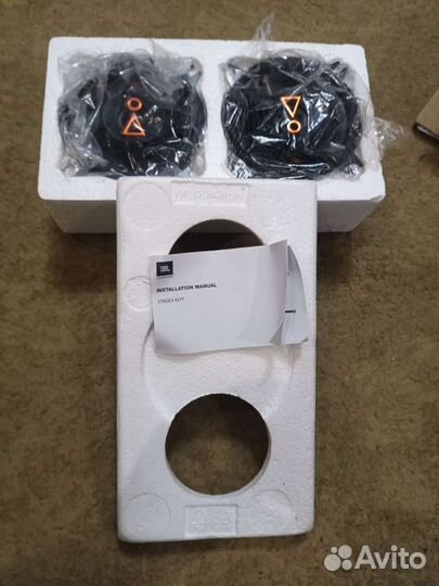 Динамики в авто JBL