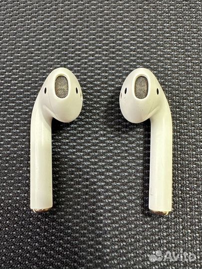 AirPods with Wireless Charging Case