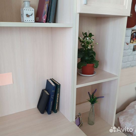 Угловой письменный стол с надстройкой