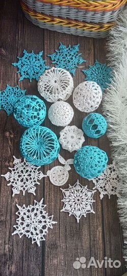 Снежинки и шары новогодний декор ручной работы