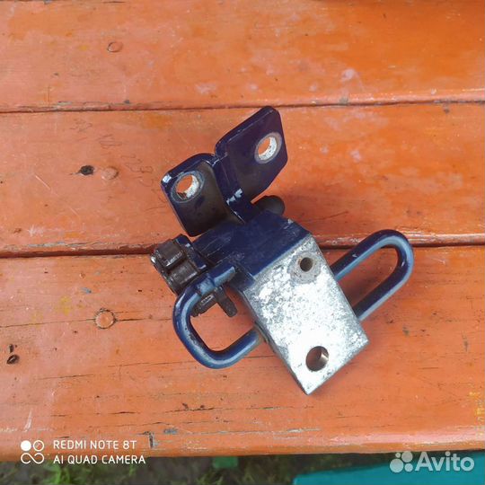 Петля передней двери