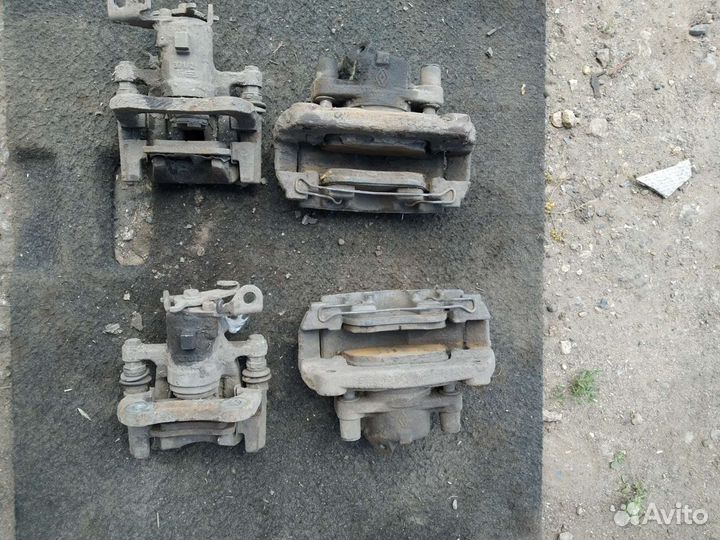 Тормозные суппорта Renault Fluence 2010 года