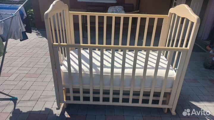 Детская кроватка с маятником