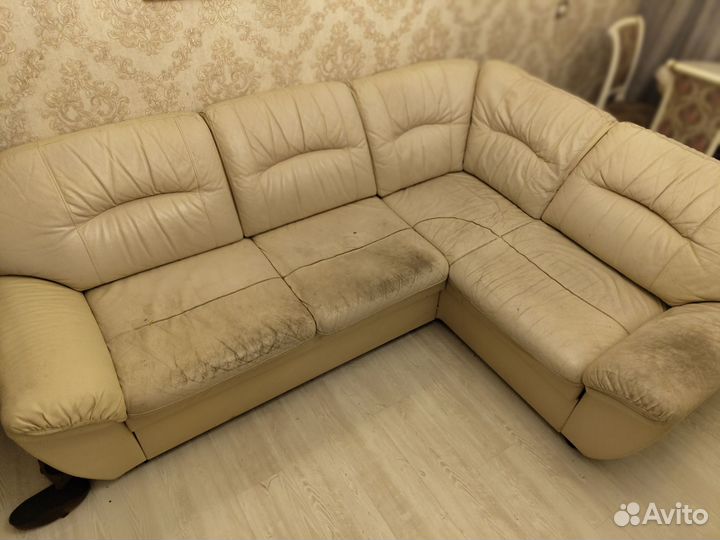Угловой кожаный диван