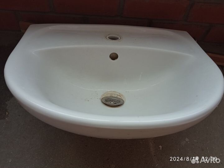 Раковина со смесителем и кронштейном