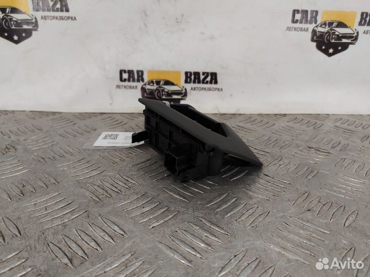 Кнопка фиксатора стояночного тормоза