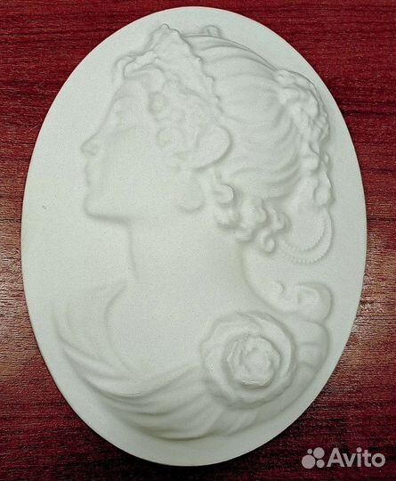 Гипсовое панно / барельеф Девушка с розой