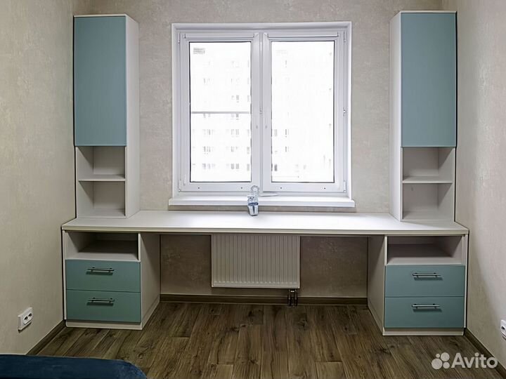 Рабочая зона для школьника у окна в рассрочку