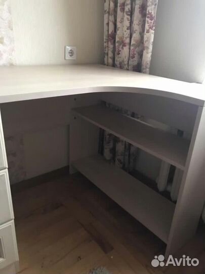 2 письменных стола