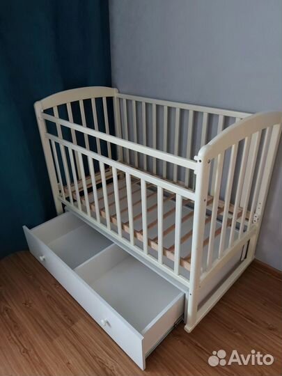 Детская кроватка с поперечным маятником